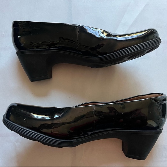Clark’s Artisan Black Patent Leather Comfort Pump/Heels women’s size 9.5 M. GUC - Picture 8 of 9